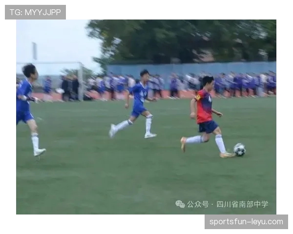 足球赛场惊天逆转彰显团队韧性，夺冠梦想在拼搏中延续