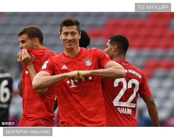 莱万多夫斯基与凯恩对比：全能中锋与终结机器的核心差异解析