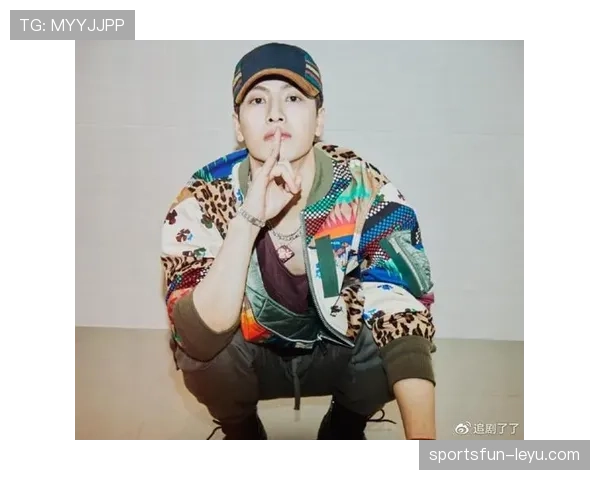 莱万凌晨四点喝蛋白粉的样子，像极了被经纪人押着打卡的顶流爱豆